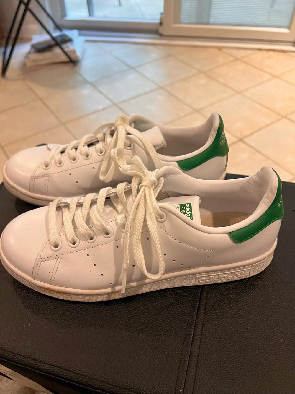 Adidas Stan Smith sneakers with a signature green heel cap - Picture 3 of 5